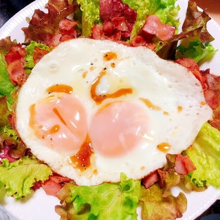 カリカリベーコンと目玉焼きの和風サラダ♪